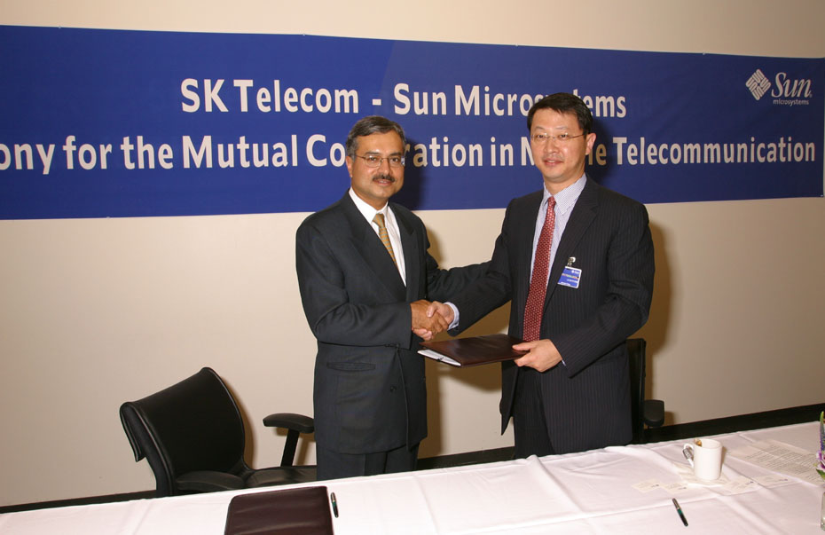 Jae Won Chey (on right), vice-president of SK Telecom and J. Furry (on left), vice-president of Sun Microsystems are signing an MOU to put forth a cooperative effort to develop new business models.